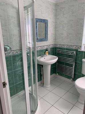 Ferienhaus | Badezimmer | Badewanne und Dusche (separat), Komfortbadewanne