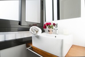 ヘアドライヤー、タオル、石鹸、トイレットペーパー