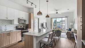 Geladeira, mesas de jantar