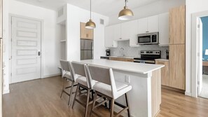 Kühlschrank, Esstisch