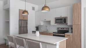 Geladeira, mesas de jantar