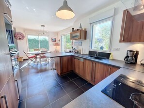 Fridge, microwave, oven, stovetop - Quiet house, near tennis, 3 bedrooms, terrace, Wi-Fi, parking (Jullouville)