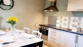 Réfrigérateur, micro-ondes, lave-vaisselle, cafetiÚre/bouilloire