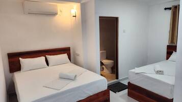 Triple Room | Desk, laptop workspace, soundproofing, free WiFi