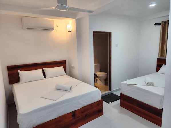 Triple Room | Desk, laptop workspace, soundproofing, free WiFi - Island Inn Colombo00 (Colombo)