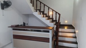 A staircase with wooden balusters and a white wall. - Island Inn Colombo00 (Colombo)
