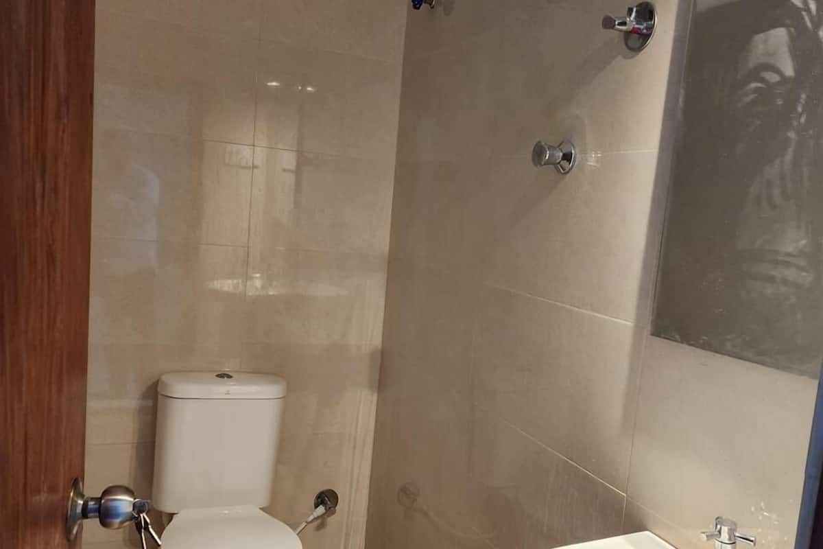 Khăn tắm, xà phòng, dầu gội, giấy vệ sinh 