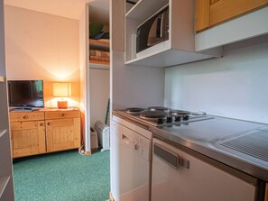 Fridge, microwave, stovetop, dishwasher - 2-room apartment near slopes with balcony, pets allowed (Valmorel)