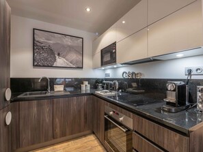 Réfrigérateur, micro-ondes, four, cafetière/bouilloire