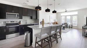 Geladeira, mesas de jantar