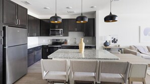 Geladeira, mesas de jantar