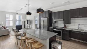 Refrigerador, mesa de comedor