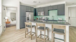 Réfrigérateur, tables à manger