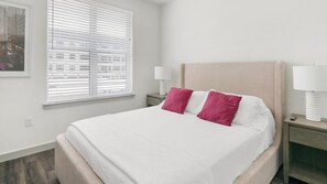 1 slaapkamer, een bureau, een strijkplank/strijkijzer, wifi