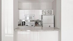 Een koelkast, een eettafel