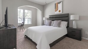 1 slaapkamer, een bureau, een strijkplank/strijkijzer, wifi