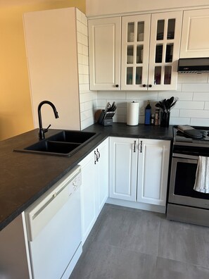 冷蔵庫、電子レンジ、オーブン、コンロ