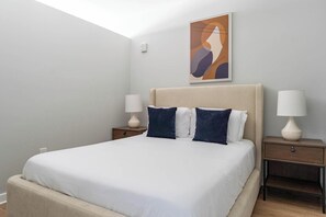Escritorio, tabla de planchar con plancha, wifi y ropa de cama