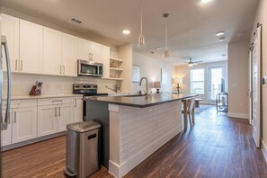 Geladeira, mesas de jantar