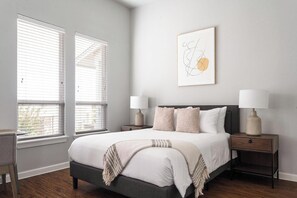 書桌、熨斗/熨衫板、Wi-Fi、床單