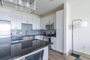 Frigorífico y mesa de comedor