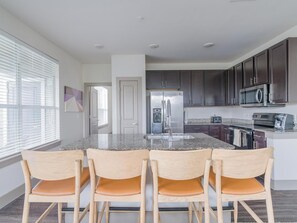 Réfrigérateur, tables à manger