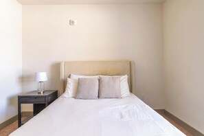 1 habitación, escritorio, tabla de planchar con plancha y wifi 