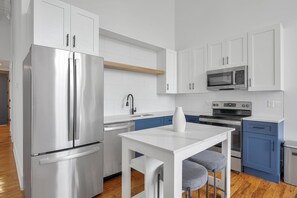 Réfrigérateur, tables à manger