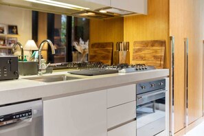 Refrigerador, microondas, horno y parrilla de estufa 