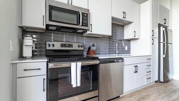 Réfrigérateur, tables à manger