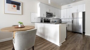 Køleskab, spisebord