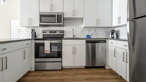 Køleskab, spisebord