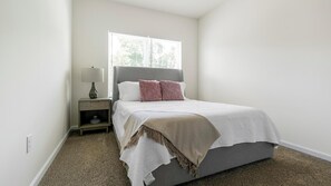 1 habitación, escritorio, tabla de planchar con plancha y wifi 
