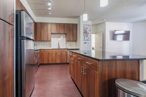 Fridge, dining tables - Landing | Stylish 2BD, Gym, Courtyard (San Antonio)