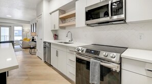Réfrigérateur, tables à manger