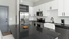 Fridge, microwave, oven, stovetop - Landing | Stylish 1BD, Gym, Pool (Jacksonville)