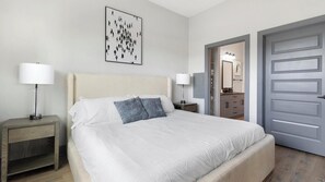 2 bedrooms, desk, iron/ironing board, WiFi - Landing | Stunning 2BD, Gym, Pool (Jacksonville)