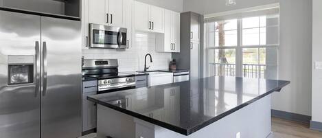 Kjøleskap og spisebord