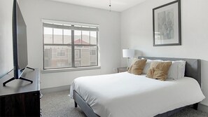 3 slaapkamers, een bureau, een strijkplank/strijkijzer, wifi