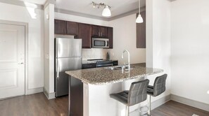 Kühlschrank, Esstisch