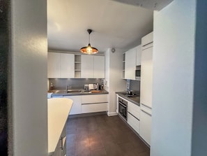Fridge, oven, stovetop, dishwasher - Madeleine Concorde - 3 pièces (Paris)
