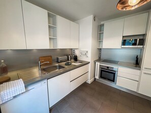 Refrigerador, horno, parrilla de estufa y lavavajillas 