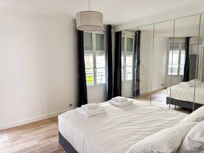 2 dormitoris, un bressol de viatge, wifi i roba de llit