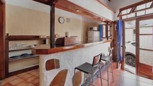 Coffee/tea maker, microwave, stovetop, cookware/dishes/utensils - Casa Cueva |Top Location| Excellent wifi | Airport (Carrizal)