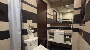 Un baño pequeño con inodoro, lavabo y estantes para guardar objetos.