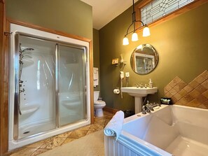 Bañera de hidromasaje, secador de pelo, toallas y jabón