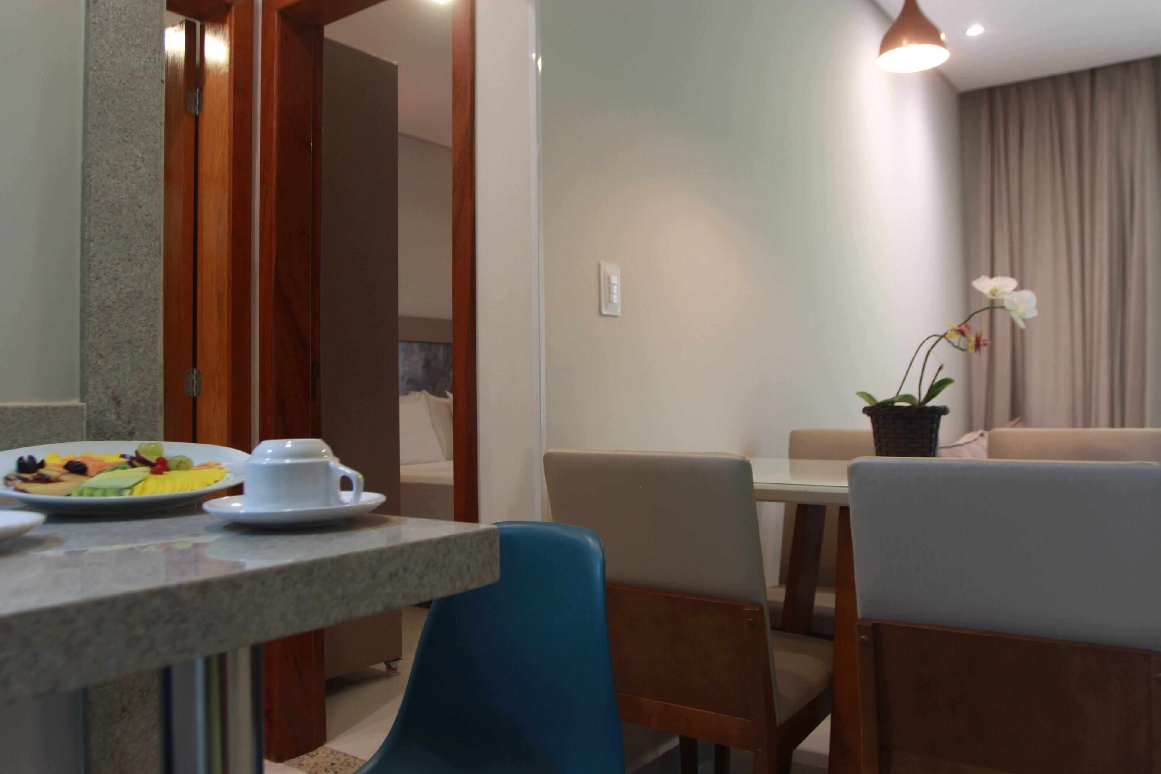 Cofres nos quartos, cortinas blackout, Wi-Fi de cortesia
