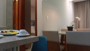 Cofres nos quartos, cortinas blackout, Wi-Fi de cortesia