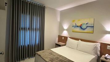 Quarto casal ou duplo standard, 1 cama de casal | Cofres nos quartos, cortinas blackout, Wi-Fi de cortesia