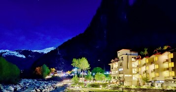 住宿正面 - 傍晚/夜晚